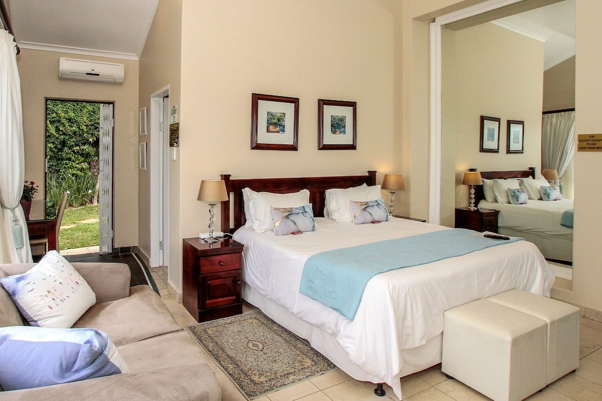 Luxury Double or Twin Room | Bar mini, peti besi dalam bilik, dihias secara berasingan, meja