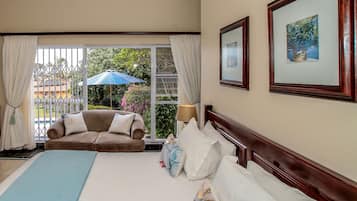 Luxury Double or Twin Room | Bar mini, peti besi dalam bilik, dihias secara berasingan, meja