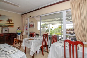 Daily buffet breakfast (ZAR 100 per person)