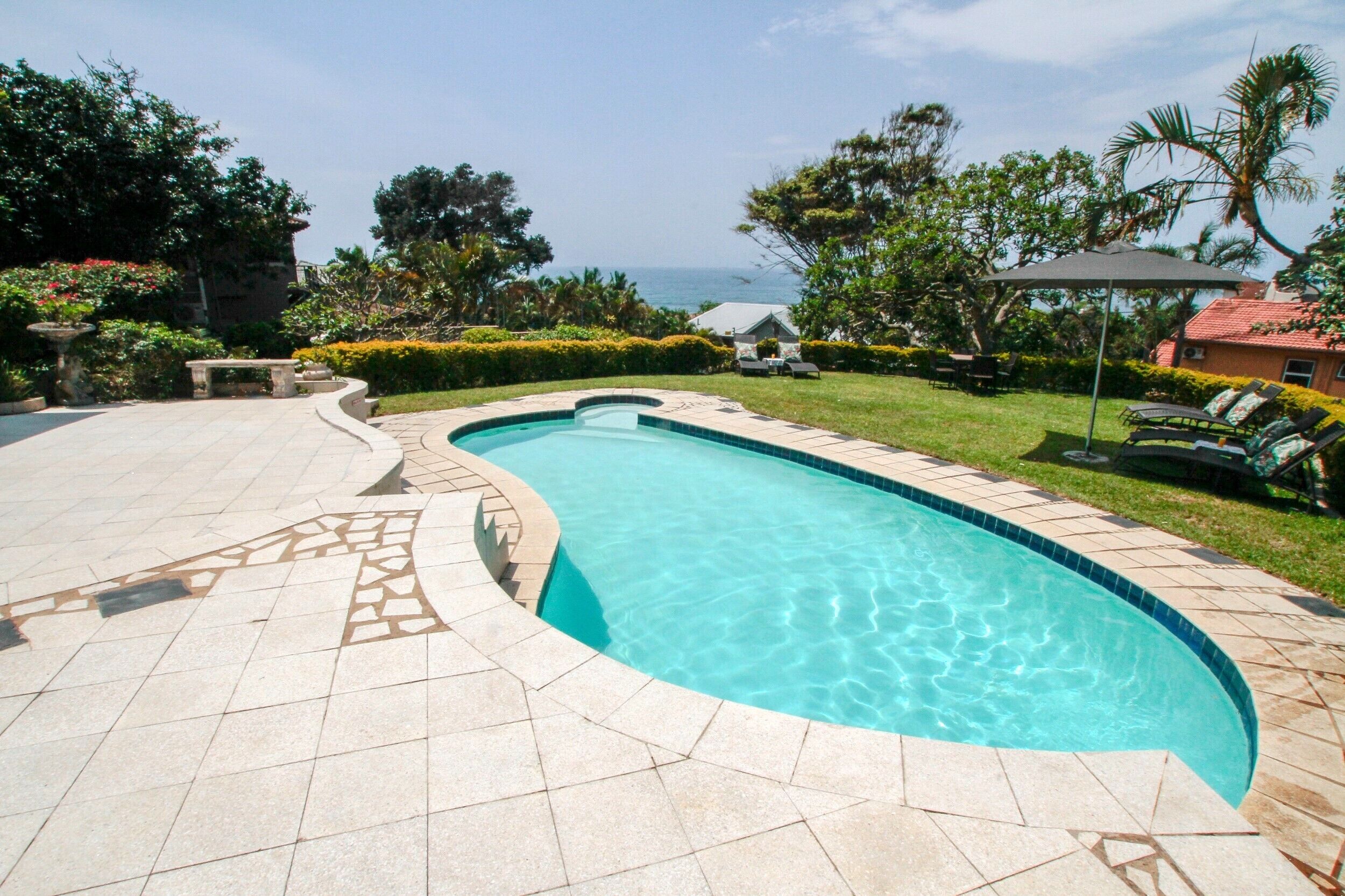 室外游泳池，提供日光浴躺椅