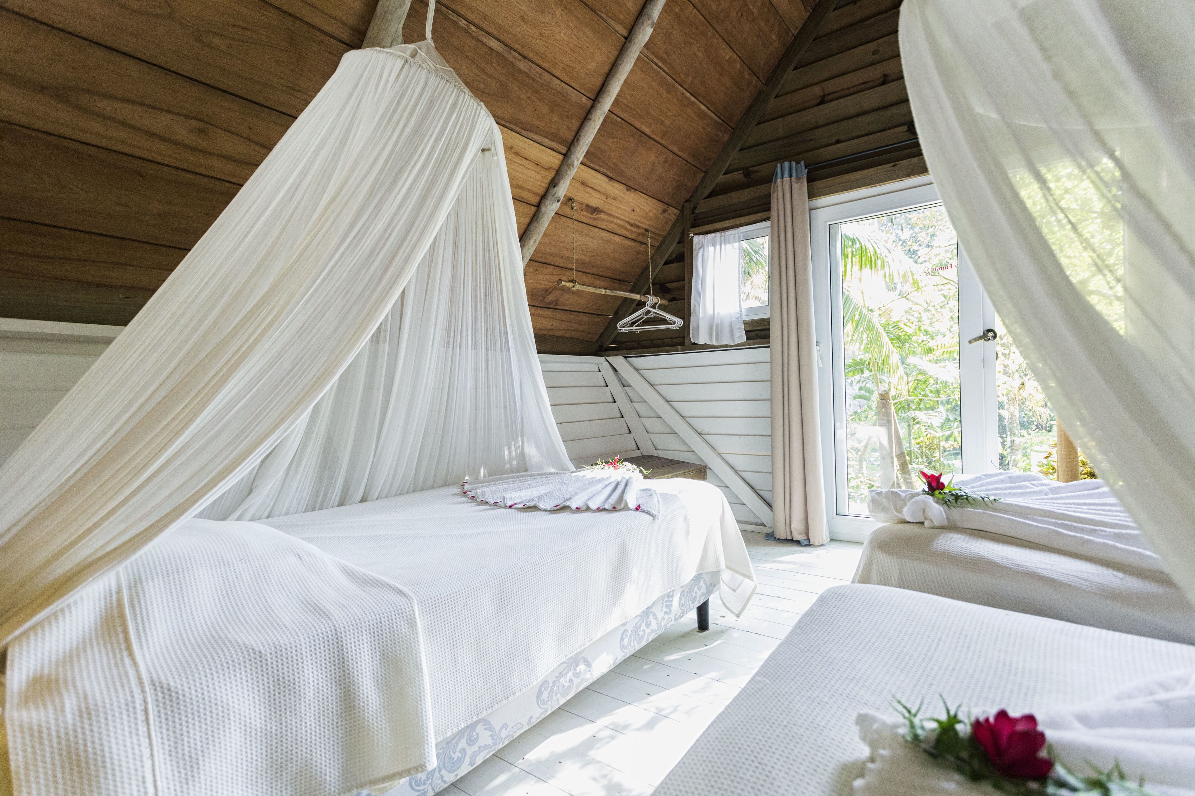 Cabana standard (Triple) | Cofres nos quartos, escrivaninha, roupa de cama