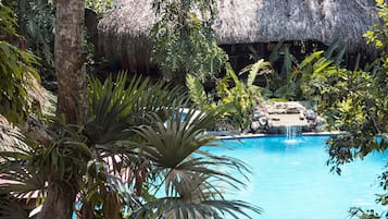 Una piscina al aire libre