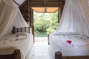 標準小屋 (2 beds, shared bathroom) | 客房內保險箱、書桌、床單