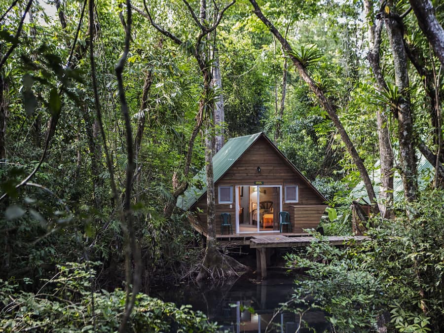 Caja de seguridad en la habitación, escritorio y ropa de cama
