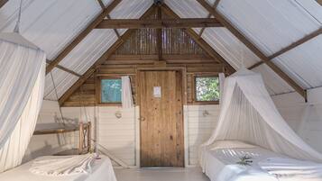 Standard-Ferienhütte (2 beds, shared bathroom) | Zimmersafe, Schreibtisch, Bettwäsche