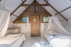 สแตนดาร์ดเคบิน (2 beds, shared bathroom) | ตู้นิรภัยในห้องพัก, โต๊ะทำงาน, ผ้าปูที่นอน