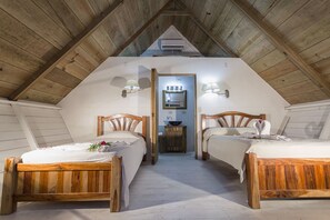 Cabaña estándar (1 bed) | Caja de seguridad en la habitación, escritorio y ropa de cama 