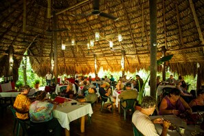 Se sirven desayunos, comidas y cenas 