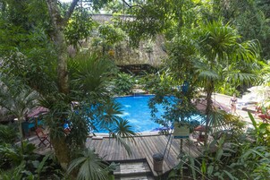 Una piscina al aire libre