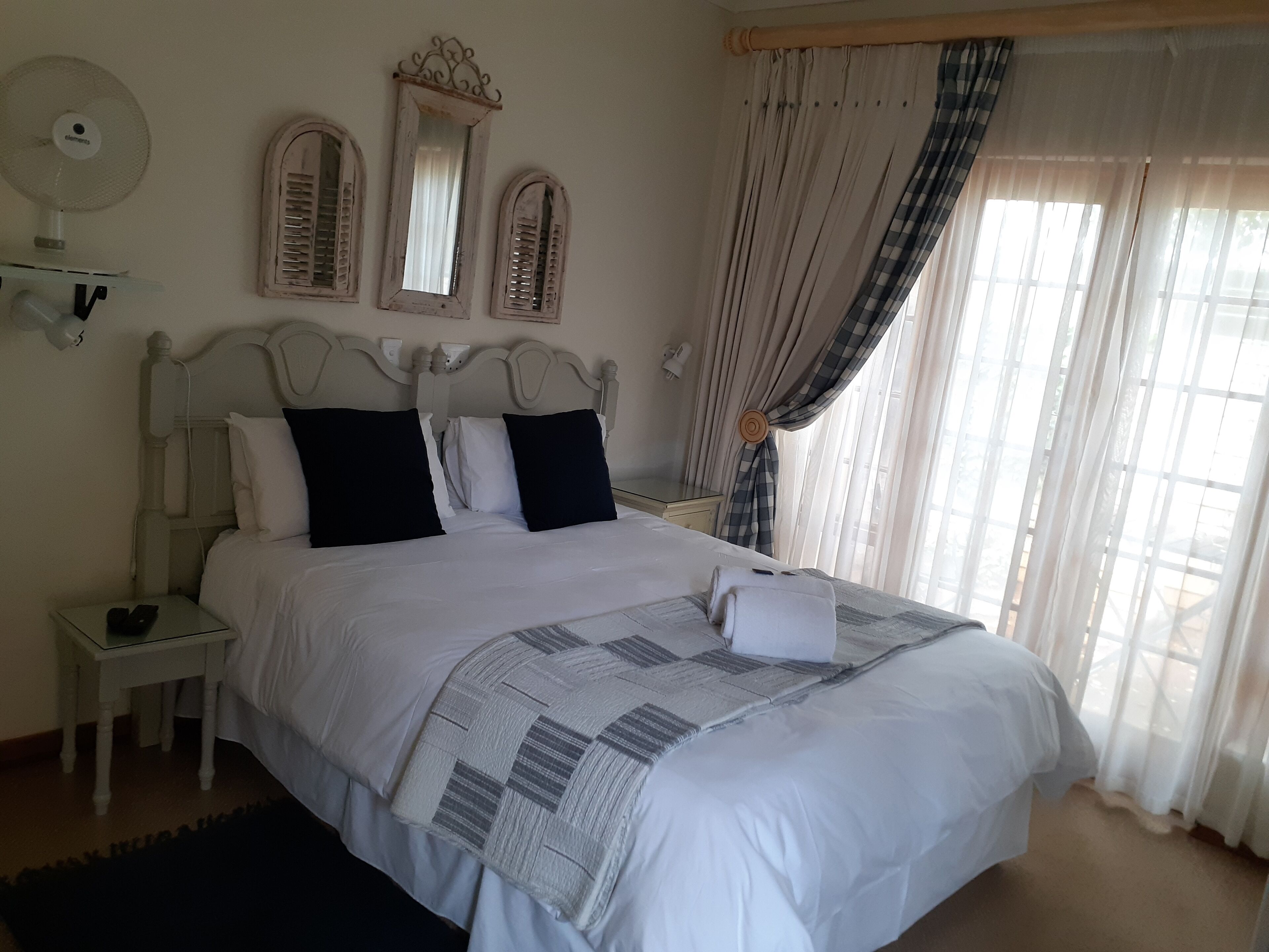 Luxury Double Room with Queen sized bed | Minibar, in-room safe, desk, free WiFi