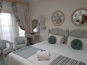 Minibaari, tallelokero huoneessa, työpöytä, ilmainen Wi-Fi