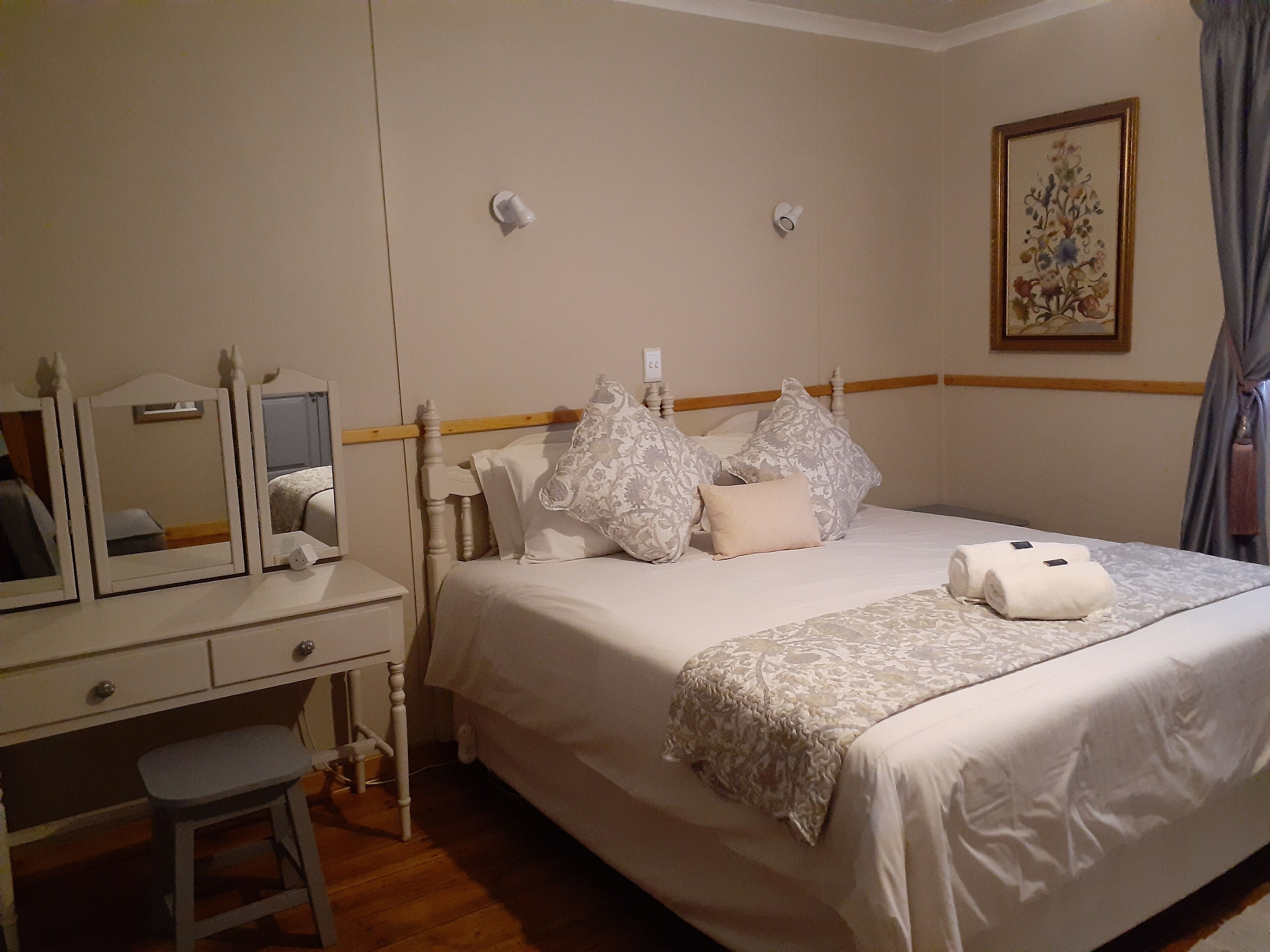 Minibar, in-room safe, desk, free WiFi