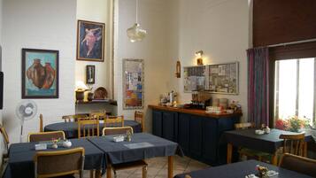 Café da manhã inglês grátis todos os dias