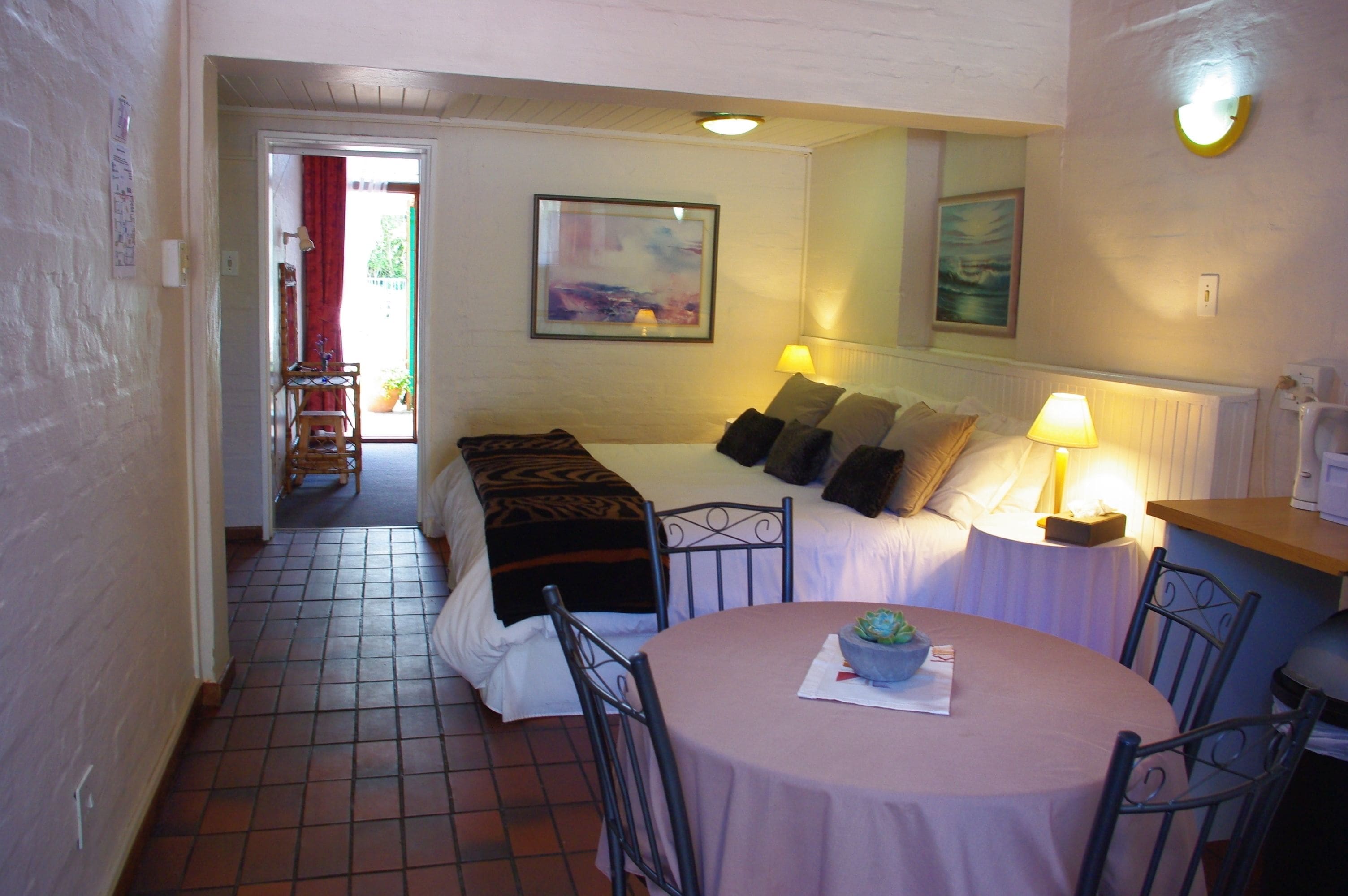 Suite familiar, 2 habitaciones, cocineta, planta baja | Escritorio y espacio para trabajar con laptop 