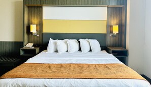 King Kitchenette | Premium bedding, iron/ironing board, free WiFi - Southfort Inn (Fort Saskatchewan)