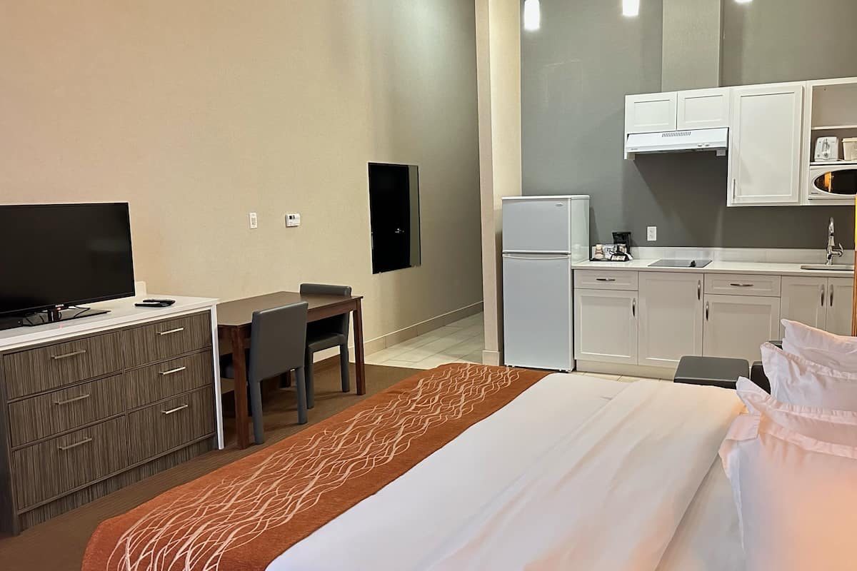 Quarto standard, 1 cama King, micro-ondas | Roupas de cama premium, ferros/tábuas de passar roupa, Wi-Fi de cortesia