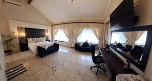 Deluxe Double Room, 1 Katil Raja (King) | Peti besi dalam bilik, dihias secara berasingan, meja 