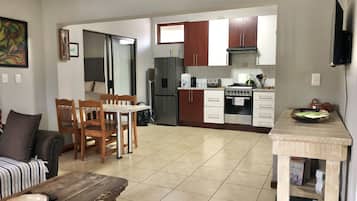 家庭單棟小屋, 2 間臥室 | 客廳 | 42 吋LED 電視連數碼電視頻道、電視、Netflix