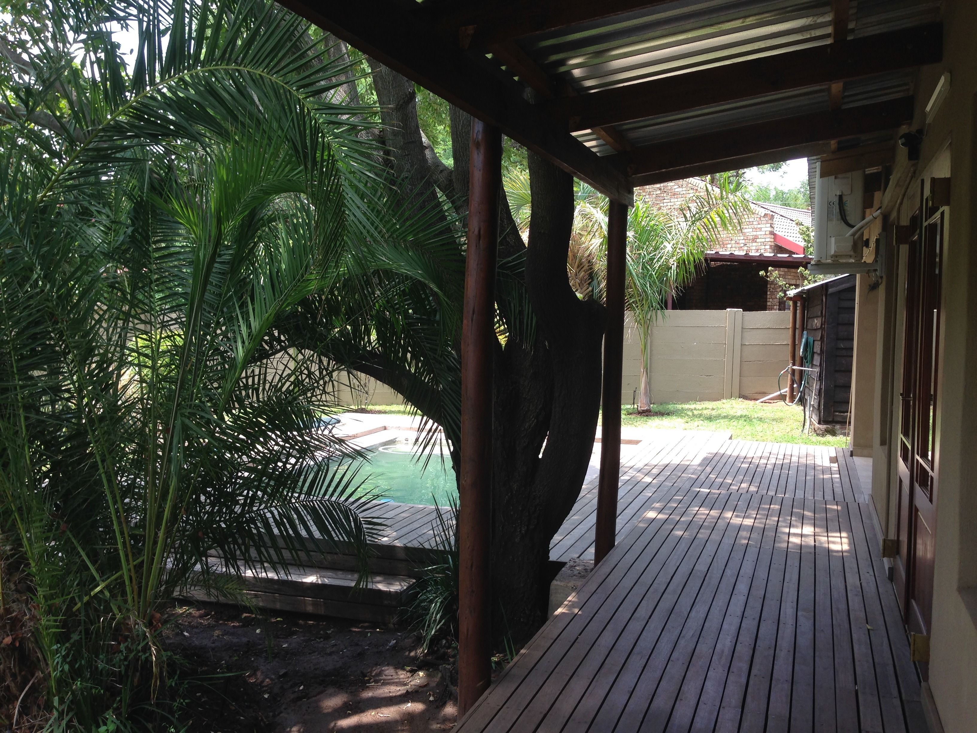 2 outdoor pools, pool loungers