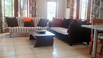 Family Bungalow, 2 Bedrooms | Ruang tamu | 42 inci televisyen LED dengan digital, TV, Netflix