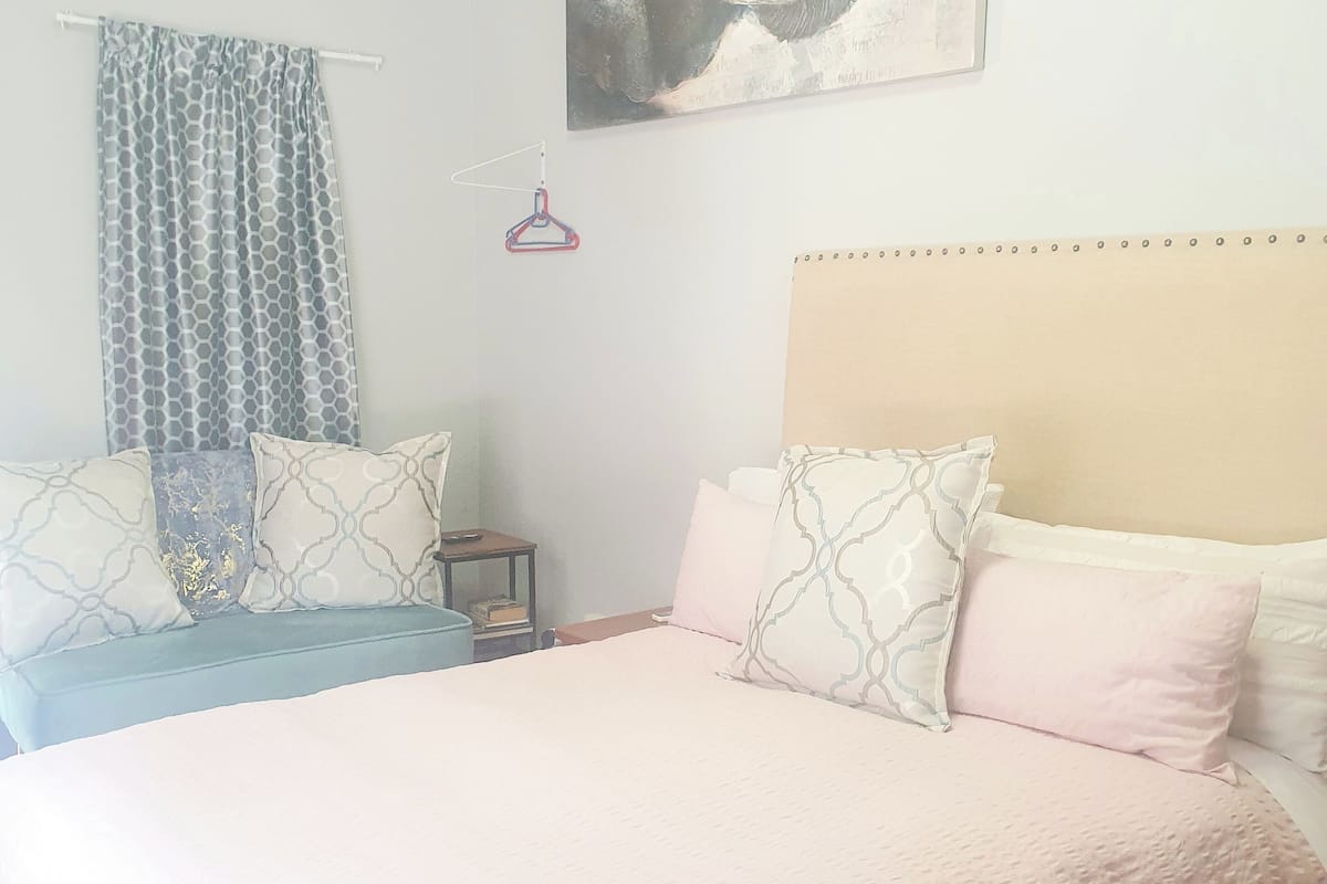 Comfort tweepersoonskamer, 1 slaapkamer, niet-roken, koelkast & magnetron | Luxe beddengoed, donsdekens, individueel gedecoreerd