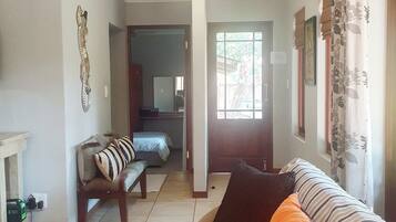 Bungalow Familial, 2 chambres | Coin séjour | Télévision LED de 42 pouces avec chaßnes numériques, télévision, Netflix