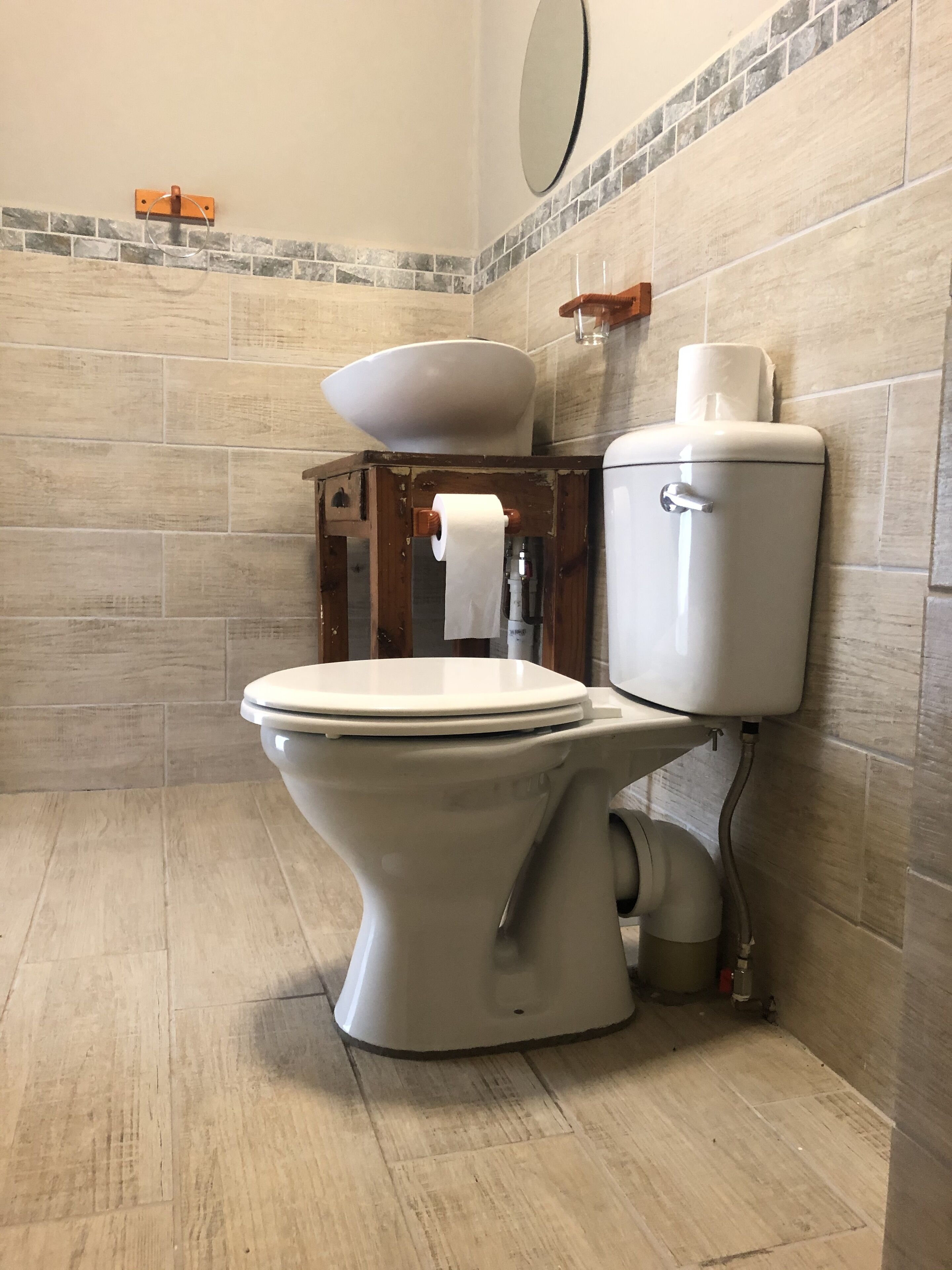 Une salle de bain équipée de toilettes, d’un bidet et d’un lavabo.