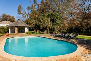 Piscine extérieure, chaises longues