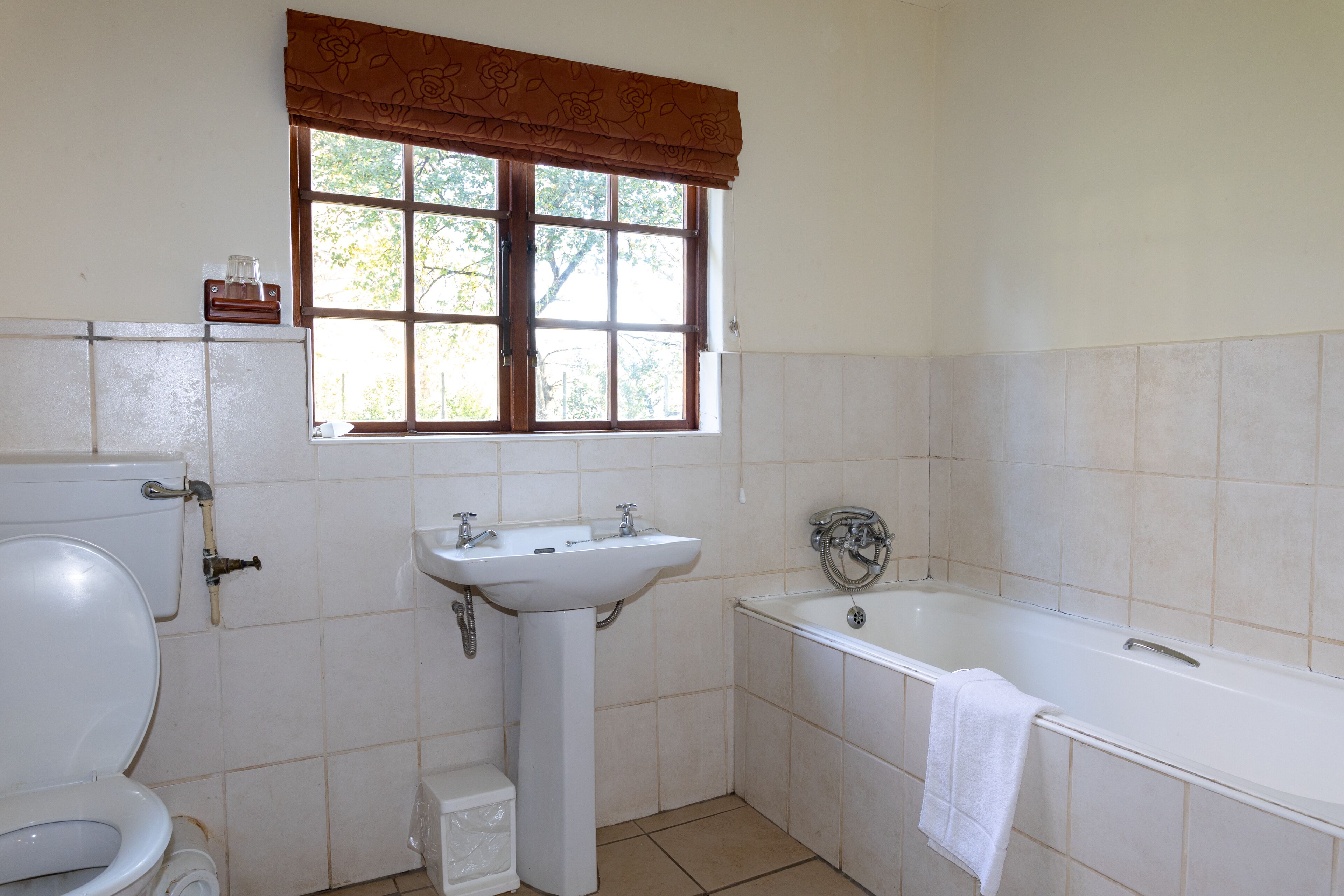 A bathroom with a toilet, sink, and bathtub.