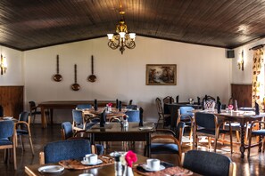 Lunch and dinner served  - Himeville Arms (Himeville)