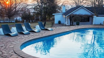 Utomhuspool och solstolar