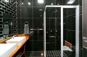 Double En-suite | Bathroom | Free toiletries, hair dryer, towels, shampoo