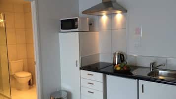Kühlschrank, Mikrowelle, Herdplatte, Wasserkocher mit Kaffee-/Teezubehör