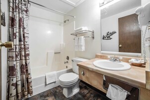 Habitación estándar, 1 cama de matrimonio grande, no fumadores | Baño | Ducha y bañera combinadas, secador de pelo y toallas