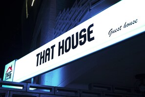 A sign with the text "THAT HOUSE" and "Guest house" indicating a guest house facility. - THAT House - Hostel (Seoul)