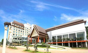 Property entrance - Arawan Riverside Hotel (Pakse)