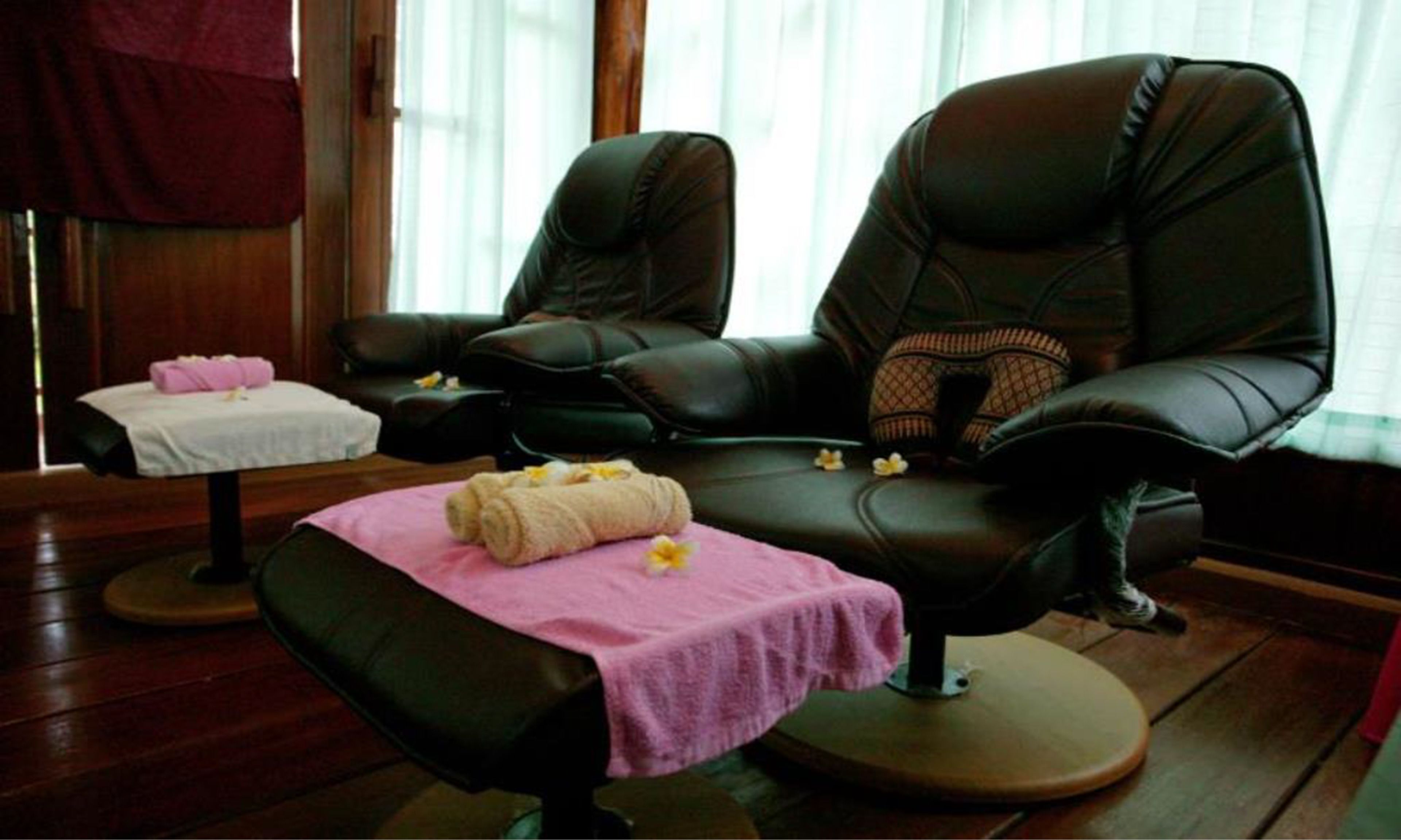 Sauna, steam room, aromatherapy, Thai massages, body scrubs