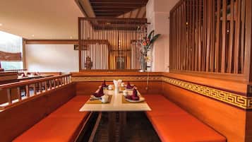 2 间餐厅,供应早餐、午餐和晚餐,中国菜