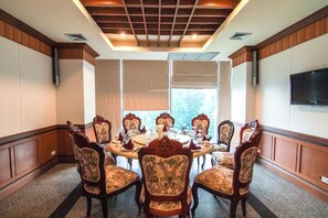 2 restaurants; breakfast, lunch, and dinner served - Arawan Riverside Hotel (Pakse)