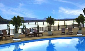 Outdoor pool, sun loungers - Arawan Riverside Hotel (Pakse)