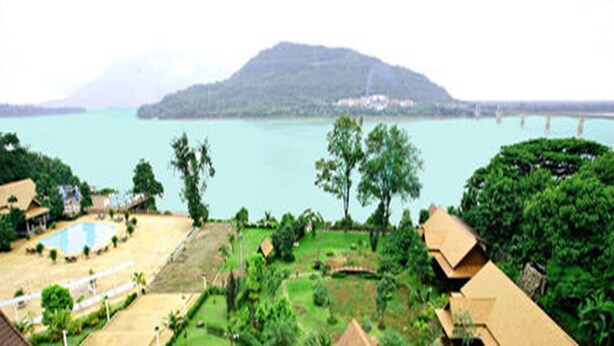 A coastal view with a mountain, a beach, and a pool. - Arawan Riverside Hotel (Pakse)