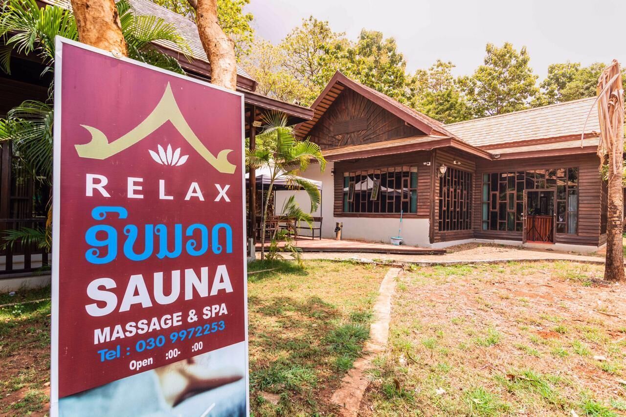 Un spa llamado 'Relax', con número de contacto y horario de atención.