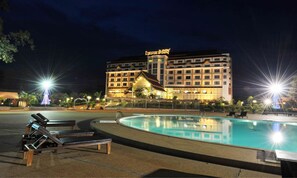 Outdoor pool, sun loungers - Arawan Riverside Hotel (Pakse)