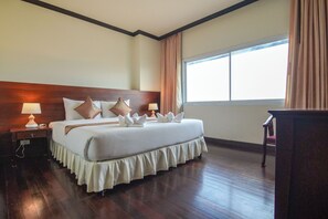 Superior Double Room, 1 Bedroom, Refrigerator, Mountain View | Minibar, in-room safe, desk, bed sheets - Arawan Riverside Hotel (Pakse)