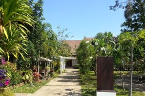 Property grounds - Thongpaeka Hotel (Prasat)