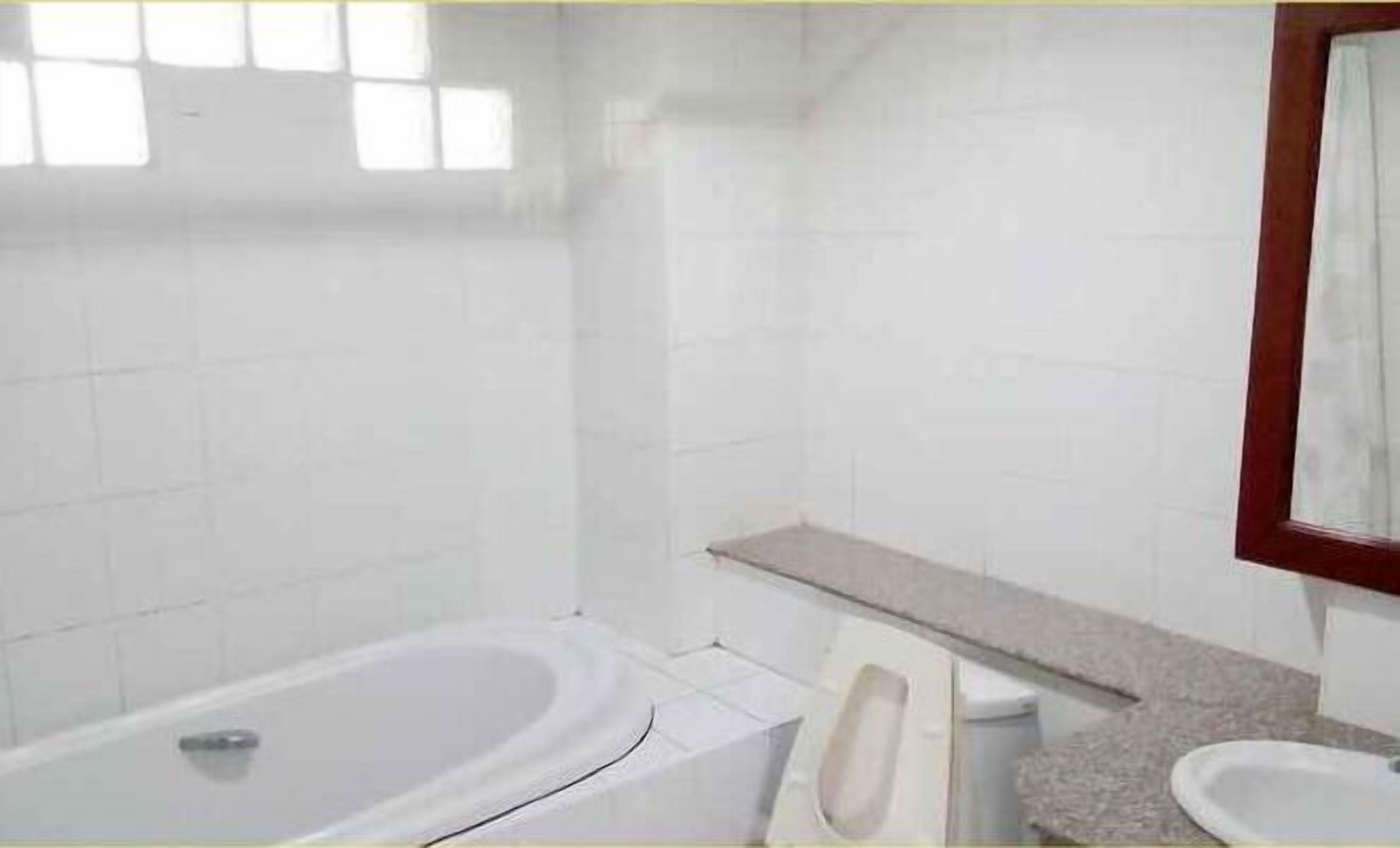 Badkamer | Gratis toiletartikelen, een haardroger, handdoeken