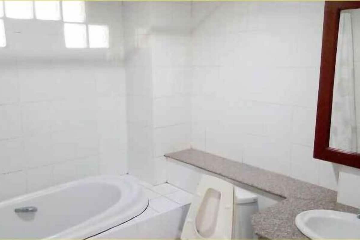 Badkamer | Gratis toiletartikelen, een haardroger, handdoeken