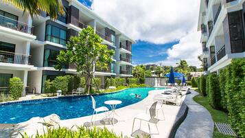 Outdoor pool, sun loungers