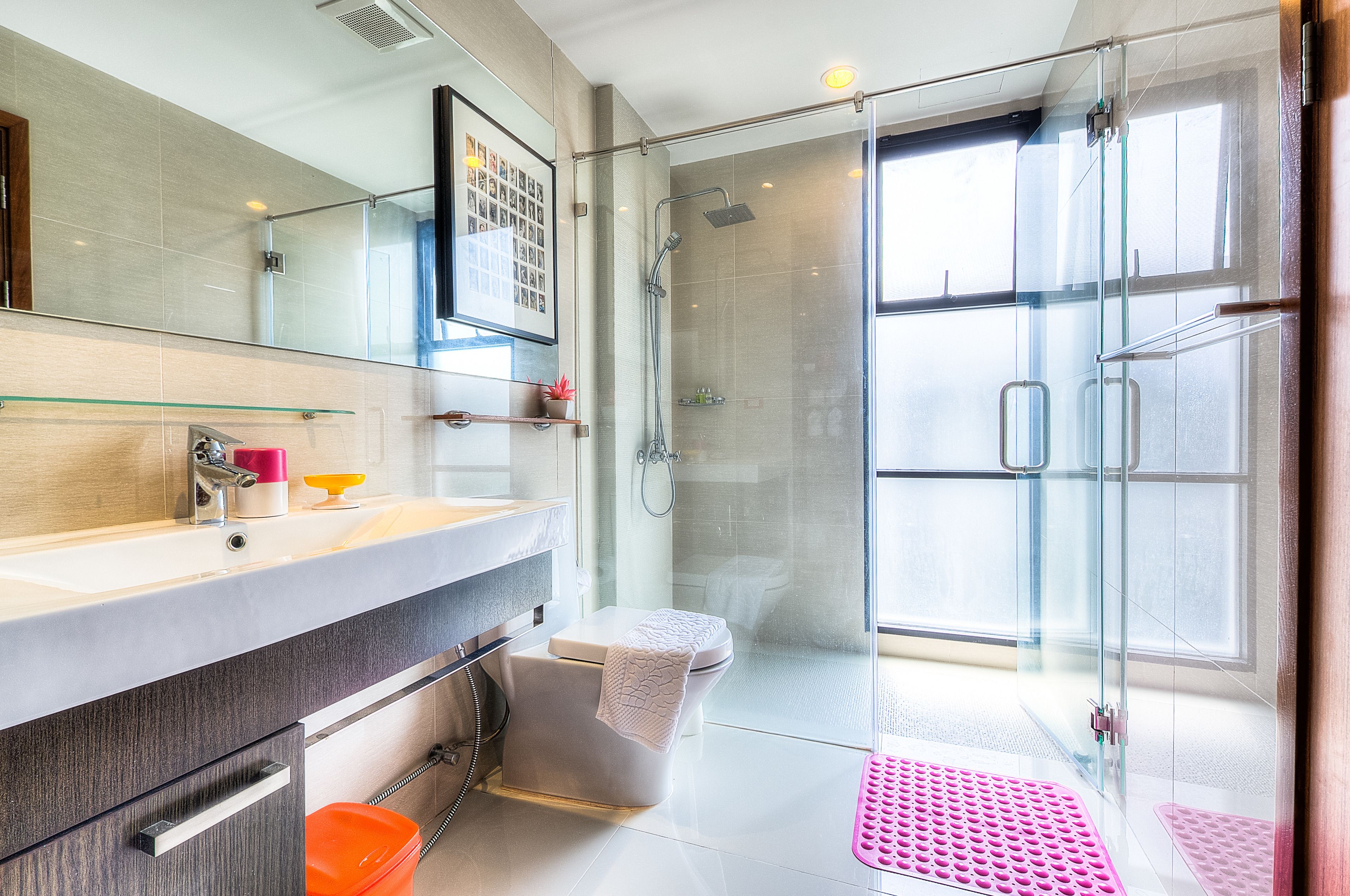 Retro 1 Bedroom Apartment | Bathroom | Free toiletries, hair dryer (on request), slippers, towels