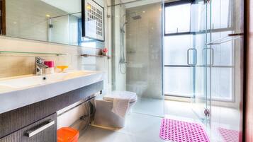 Retro 1 Bedroom Apartment | Bathroom | Free toiletries, hair dryer (on request), slippers, towels
